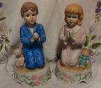 1124 2 Beeldjes van biddende kinderen - Jongen en Meisje, Ophalen of Verzenden, Zo goed als nieuw, Beeld(je), Christendom | Katholiek