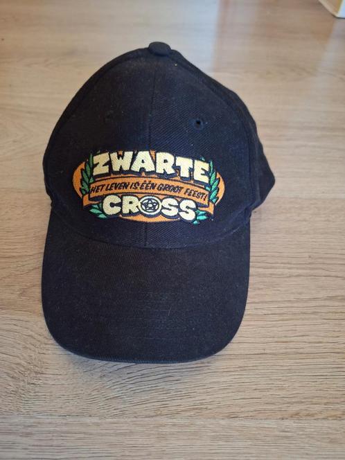 Sjieke Zwarte Cross cap - Het leven is 1 groot feest !, Verzamelen, Muziek, Artiesten en Beroemdheden, Gebruikt, Kleding, Ophalen of Verzenden