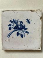 Antieke tegel Delfts blauw vogel en vlinder, Antiek en Kunst, Antiek | Wandborden en Tegels, Ophalen of Verzenden