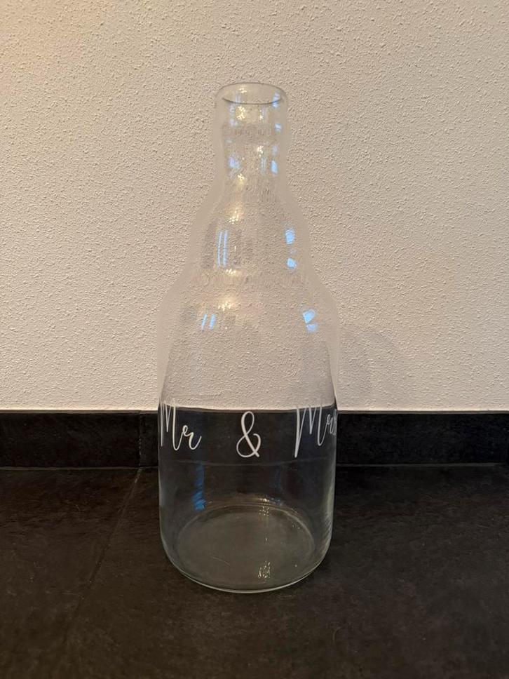 Glazen fles met opschrift Mr & Mrs., Huis en Inrichting, Woonaccessoires | Vazen, Zo goed als nieuw, Overige kleuren, Minder dan 50 cm