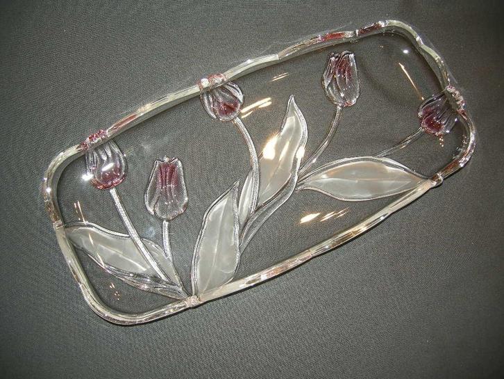 cakeschaal met tulpen in reliëf, Antiek en Kunst, Antiek | Glas en Kristal, Ophalen of Verzenden