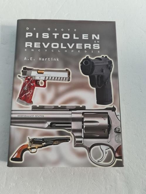 Pistolen en revolvers encyclopedie, Boeken, Encyclopedieën, Zo goed als nieuw, Ophalen of Verzenden