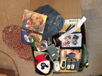 Grote Mysterybox vol met nieuwe spullen & gadgets.57x48x47cm beschikbaar voor biedingen