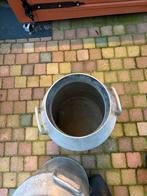 Twee aluminium melkbussen met Uithoorn opdruk, Ophalen