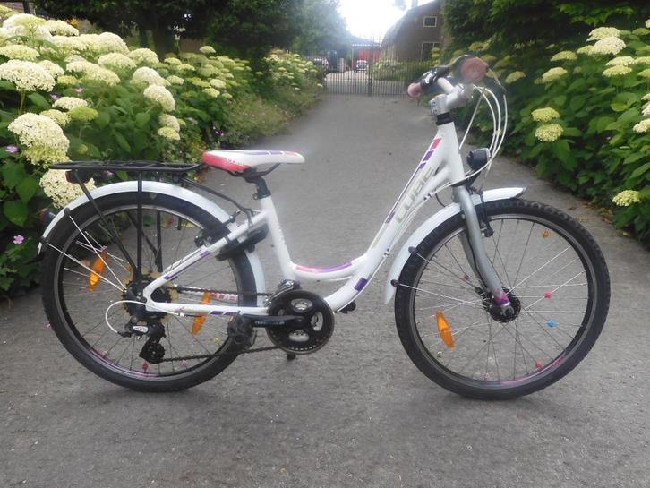 Stoere witte  24"Cube Street met 21 versnellingen, Fietsen en Brommers, Fietsen | Meisjes, Zo goed als nieuw, 24 inch, Handrem
