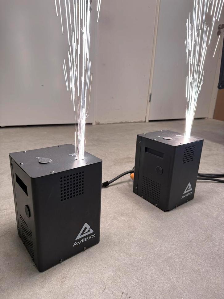 2x Avilexx Sparkus 1 sparkulars in flightcase, Muziek en Instrumenten, Licht en Laser, Zo goed als nieuw, Licht, Ophalen of Verzenden