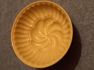Antieke Puddingvorm rond model Porselein. Geel/Beige beschikbaar voor biedingen