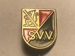 Metalen S.V.V. VOETBALCLUB Speld (Rood/Groen/Metaalkleur)., Verzenden, Zo goed als nieuw, Sport, Speldje of Pin