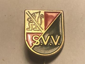 Metalen S.V.V. VOETBALCLUB Speld (Rood/Groen/Metaalkleur). beschikbaar voor biedingen