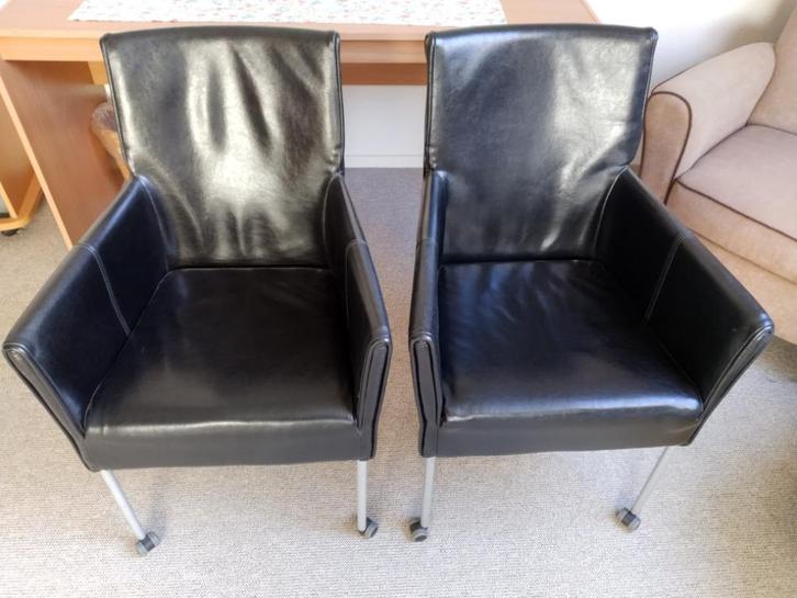 Kunstleren verrijdbare eetkamerstoelen zwart met armleuning, Huis en Inrichting, Stoelen, Gebruikt, Twee, Metaal, Overige materialen