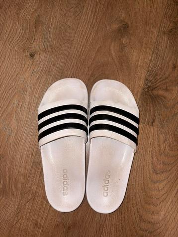 Adidas badslippers beschikbaar voor biedingen