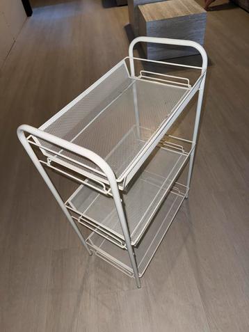 Wit ijzeren rekje met 3 lagen beschikbaar voor biedingen