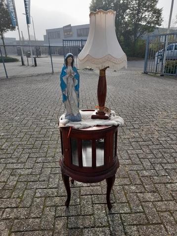 Thee tafel  kastje. beschikbaar voor biedingen