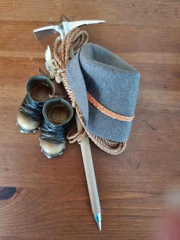 Souvenir Oostenrijk pikhouweel bergschoenen hoed edelweiss beschikbaar voor biedingen