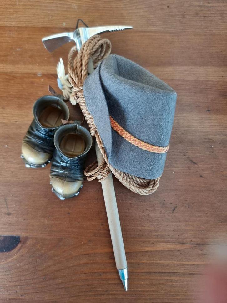 Souvenir Oostenrijk pikhouweel bergschoenen hoed edelweiss, Verzamelen, Overige Verzamelen, Zo goed als nieuw, Ophalen of Verzenden