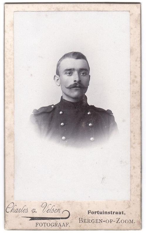 CDV - Militair 1 - Foto Van Velsen Bergen op Zoom  - Uniform, Verzamelen, Foto's en Prenten, Gebruikt, Foto, Overige onderwerpen