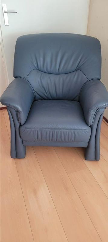 Leren grijs blauwe fauteuil  bieden mag beschikbaar voor biedingen