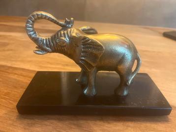 Koperkleurige Olifant op Marmeren Voet beschikbaar voor biedingen