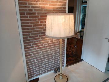 Mooie lamp aangeboden  beschikbaar voor biedingen