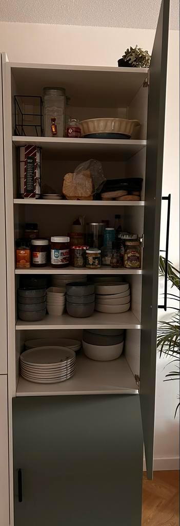 Hoge Kast met Deuren en Planken