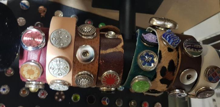 Te grote partij leren armbanden met drukknopen, Sieraden, Tassen en Uiterlijk, Armbanden, Ophalen of Verzenden
