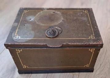 Antieke unieke kluiskist / strongbox met originele sleutel beschikbaar voor biedingen