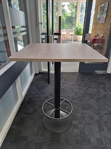 Mooie statafel light oak kleur  beschikbaar voor biedingen