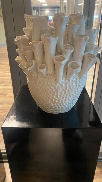 Keramieke tulpen vaas / 2e kanje beschikbaar voor biedingen