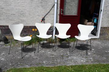 Fritz Hansen Vlinderstoelen 1984 beschikbaar voor biedingen