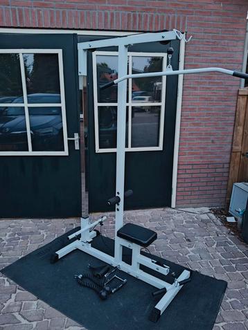 Lat Pulley station Gorilla Sports inclusief attachments beschikbaar voor biedingen