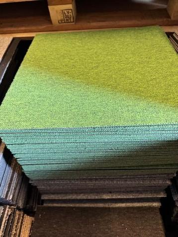 Partij Desso tapijttegels groen nieuw B-keus #123 beschikbaar voor biedingen