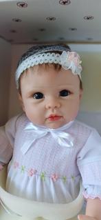 Ashton Drake "Olivia's gentle touch", Verzamelen, Poppen, Ophalen of Verzenden, Zo goed als nieuw, Babypop, Levensecht of Reborn