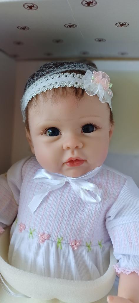 Ashton Drake "Olivia's gentle touch", Verzamelen, Poppen, Zo goed als nieuw, Babypop, Levensecht of Reborn, Ophalen of Verzenden