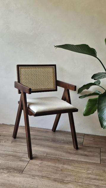 Japandi eetkamerstoel – hout & rattan – met armleuning beschikbaar voor biedingen
