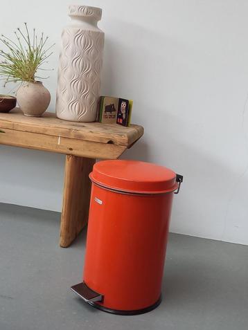 Vintage oranje Brabantia pedaalemmer  beschikbaar voor biedingen