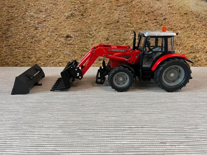 Massey Ferguson 5455 met voorlader, Hobby en Vrije tijd, Modelauto's | 1:32, Gebruikt, Tractor of Landbouw, SIKU, Ophalen of Verzenden