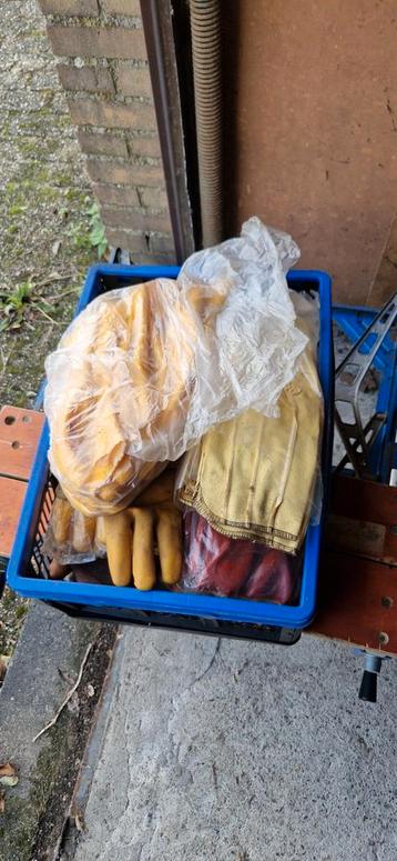 Krat met diverse handschoenen beschikbaar voor biedingen