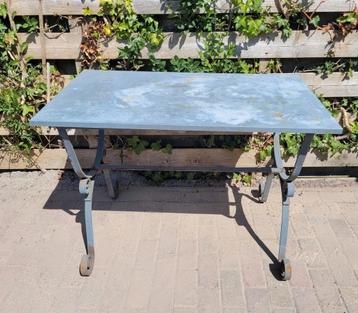 Mooie Franse metalen buitentafel met sierlijke poten beschikbaar voor biedingen
