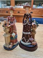 2 Polystone Beeldjes Dames met Bloemen, Antiek en Kunst, Ophalen of Verzenden