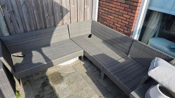 Hoekbank voor in de tuin met tafeltje beschikbaar voor biedingen