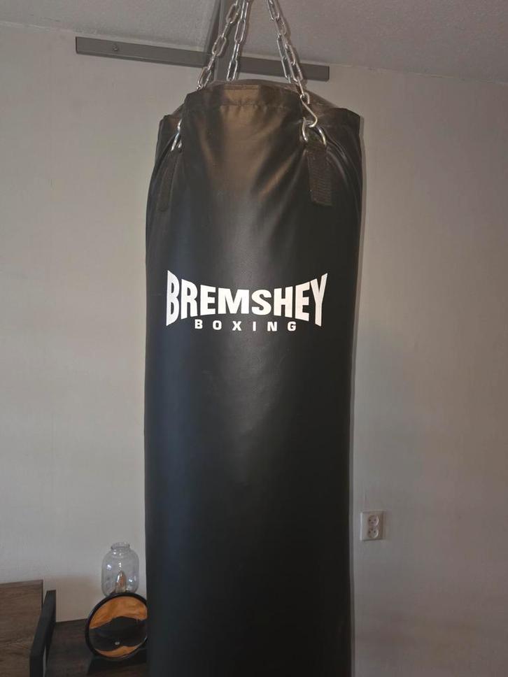 Bokszak met muurbeugel en MMA handschoenen, Sport en Fitness, Boksen, Gebruikt, Bokszak, Ophalen of Verzenden