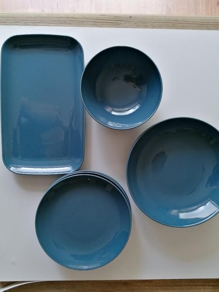 Donkerblauw IKEA servies, glans, 9 delig, Huis en Inrichting, Keuken | Servies, Nieuw, Bord(en), Overige stijlen, Ophalen