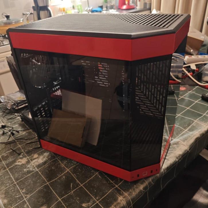 Hyte Y60 ATX Case Rood/zwart, Computers en Software, Computerbehuizingen, Gebruikt, Ophalen