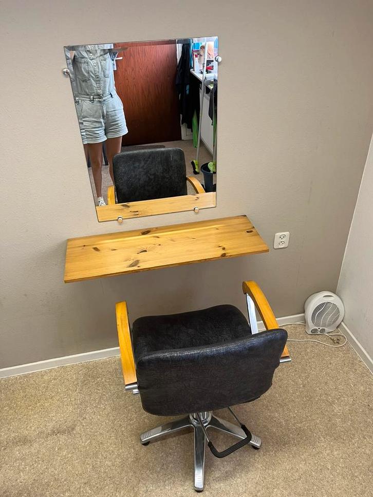 2 x Kapsalon inrichting, stoel, bureau, spiegel, voetsteun, Huis en Inrichting, Tafels | Kaptafels, Zo goed als nieuw, Minder dan 100 cm