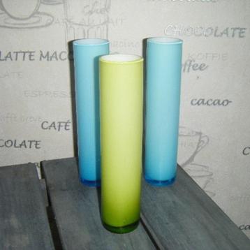 Vaasjes in de kleuren groen en blauw van melkglas beschikbaar voor biedingen
