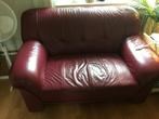 Leren tweezits bank (Bordeaux rood), Huis en Inrichting, Banken | Bankstellen, Ophalen, Gebruikt, 150 tot 200 cm, Tweepersoons