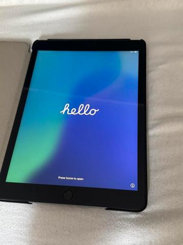 iPad 7e generatie 32GB met hoes en screenprotector beschikbaar voor biedingen