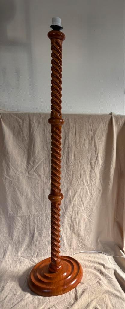 Vintage houten gedraaide handmade vloerlamp h1.35cm japandi, Huis en Inrichting, Lampen | Vloerlampen, Zo goed als nieuw, 100 tot 150 cm