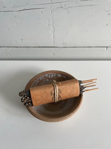 Wierookhouder + wierookstokjes (Atelier Sukha) beschikbaar voor biedingen
