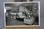 Fotokaart Vroom & Dreesmann Heerlen dameshoeden afdeling, Verzamelen, Ophalen of Verzenden, 1940 tot 1960, Ongelopen, Overige thema's